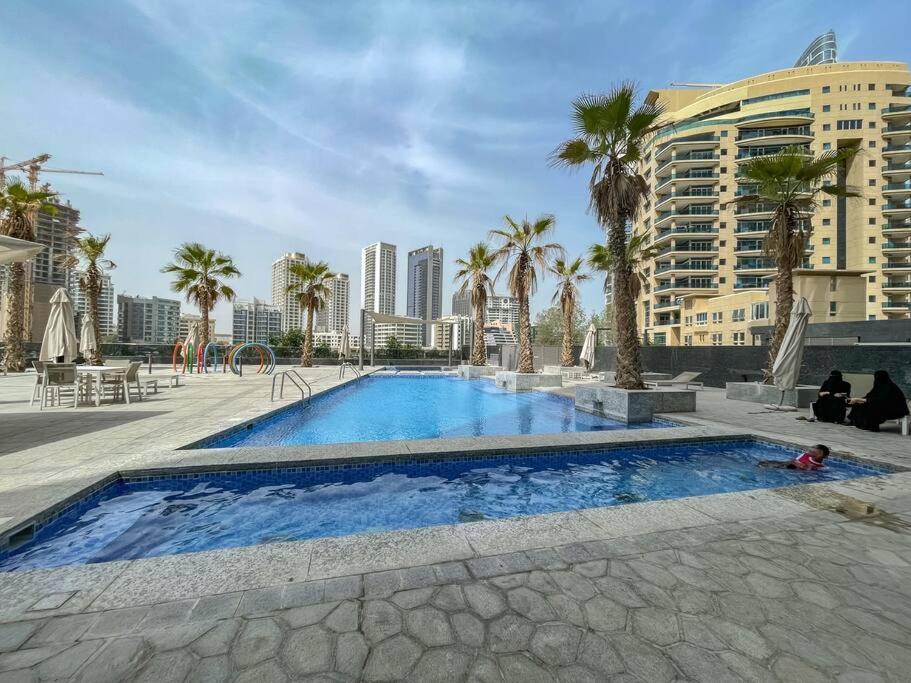 Cozy Studio In Sparkle Tower Jbr By Suiteable Dubai Luaran gambar