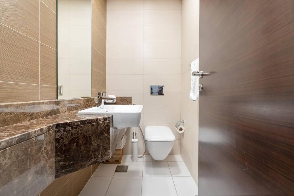 Cozy Studio In Sparkle Tower Jbr By Suiteable Dubai Luaran gambar