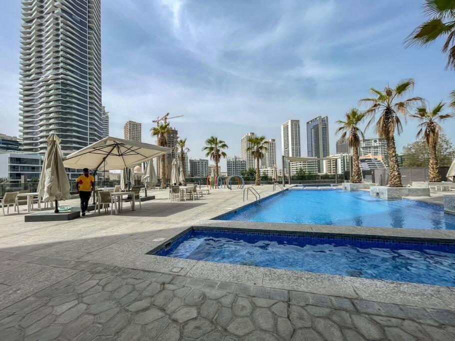 Cozy Studio In Sparkle Tower Jbr By Suiteable Dubai Luaran gambar