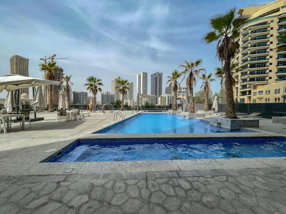 Cozy Studio In Sparkle Tower Jbr By Suiteable Dubai Luaran gambar
