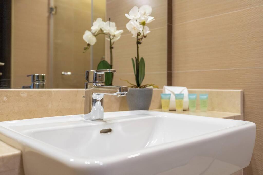 Cozy Studio In Sparkle Tower Jbr By Suiteable Dubai Luaran gambar