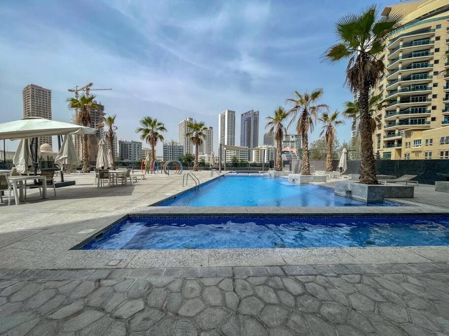 Cozy Studio In Sparkle Tower Jbr By Suiteable Dubai Luaran gambar